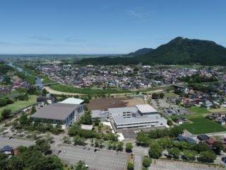 上空から町の運動公園一帯を望む