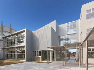 地域図書館・昇降口を望む